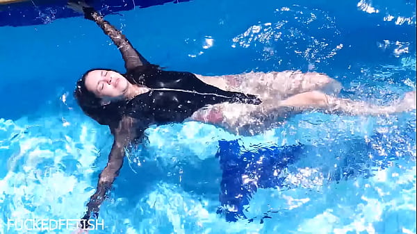 Bikini Latex Jessica Bunny Basah Kuyup Sambil Nungging Di Kolam, Bikin Liur Netes.