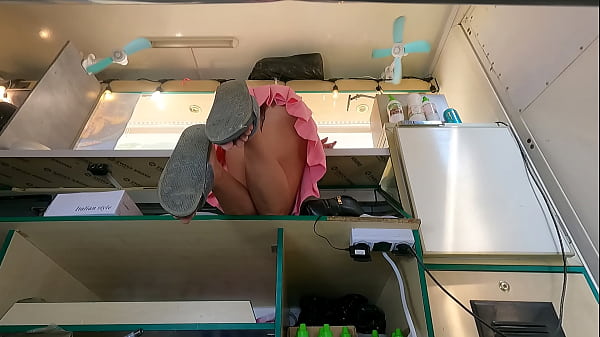 Lihat Deh Pelacur Ini, Sange Banget Pas Nunduk Di Meja – Dari Bawah Rok Keliatan Memek Basah.